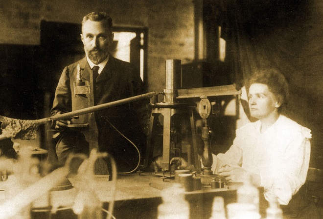ماري كوري وزوجها بيير كوري في مختبرهما